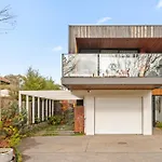 Luxurious 2-Bed Pool, Lift, Alfresco Dining