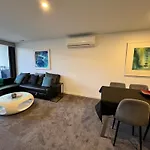 Midnight Luxe 2Br 2Bath 2Car 528 In The Heart Of Braddon Pool Sauna Gym Secure Parking Wifi Wine