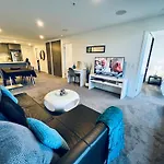 Midnight Luxe 2Br 2Bath 2Car 528 In The Heart Of Braddon Pool Sauna Gym Secure Parking Wifi Wine