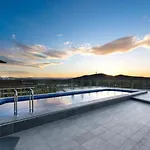 Modern Apartment - Prime Location With Heated Pool
