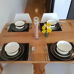 Modern Apartment - Prime Location With Heated Pool