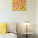 Modern Art And Private Entrance & Plenty Free Parking