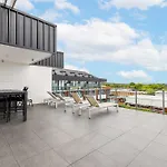 Sunny Blossom Escapes With Free Parking And Pool