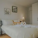 Modern 2 Bedroom Apartment At City With Free Parking