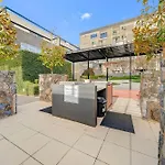 Stylish 1-Bed Flat With Pool Bbq & Sauna Access