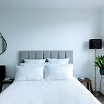 Staying Places - The Avenue
