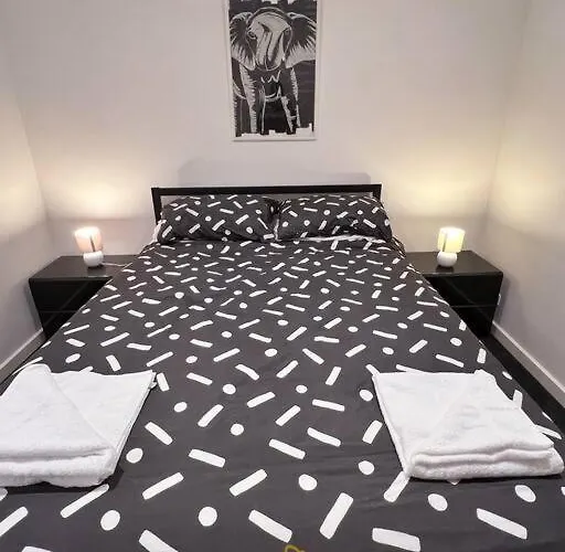 Black & White Delight - 2Bd 2Bth Apt - Braddon