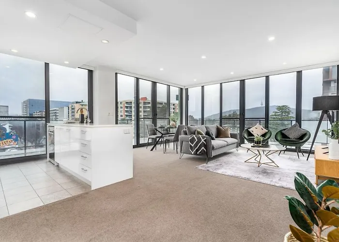 Roomy 2Br 2Ba City-Centre Apt