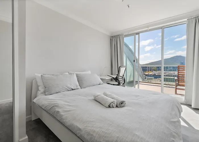 Dana-Ensuite In Central Shared Duplex Apartment