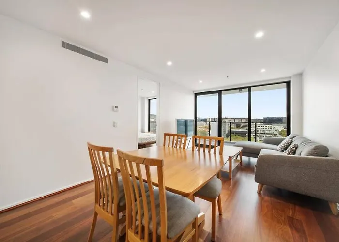 Two Bedroom Apt In Heart Of Canberra With Parking