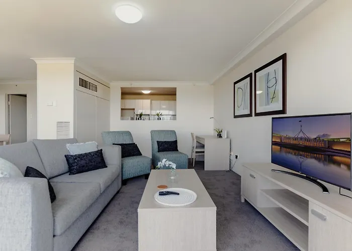 2-Bed With Gym, Tennis Court & Stunning Lake Views