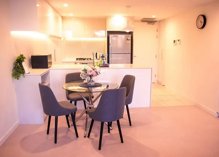 Homely Modern Apt By Lake Between City And Russell