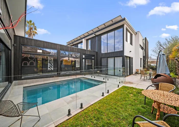 Luxurious 2-Bed Pool, Lift, Alfresco Dining