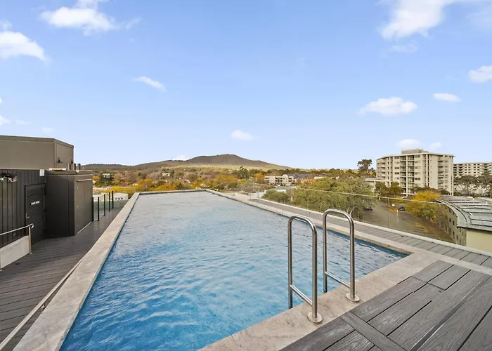 Sleek Inner-City 2-Bed With Swimming Pool & Bbq