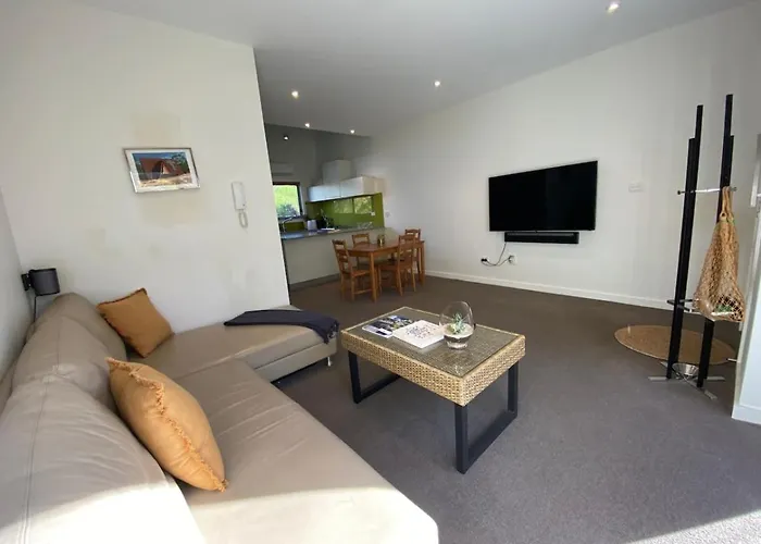Cosy Work From Home Townhouse 10 Mins From City
