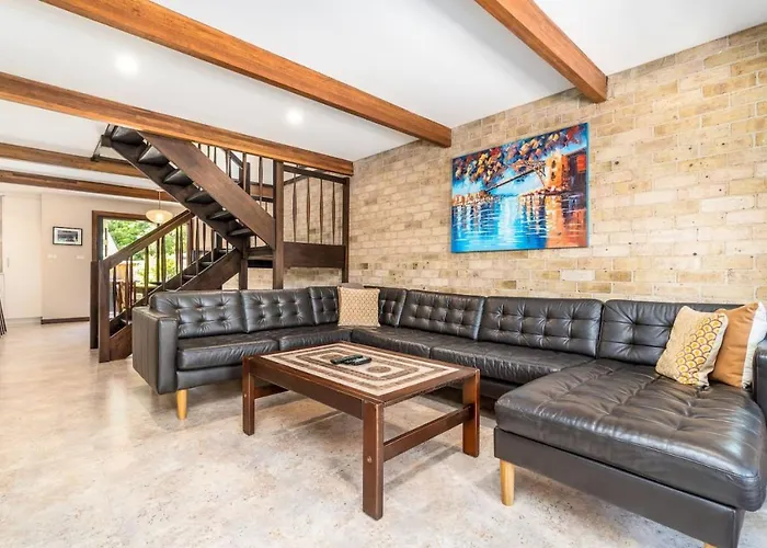 Charming Two-Story 2Br Townhouse In Braddon