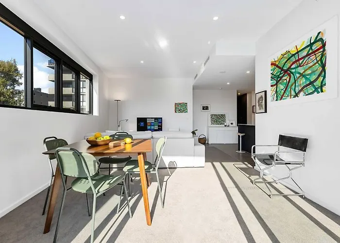 Modern Art And Private Entrance & Plenty Free Parking