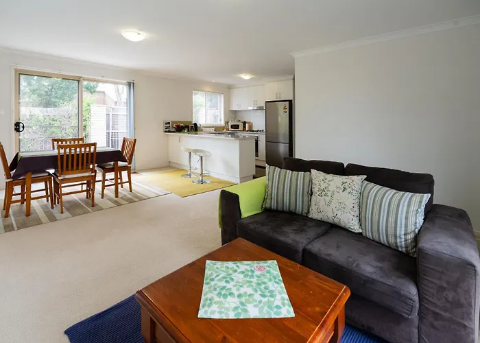 Entire 2Br Sunny House @Franklin, Canberra