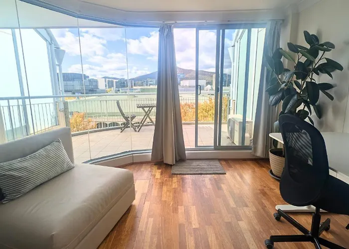Dana-Central Apartment With Mount Ainslie Views