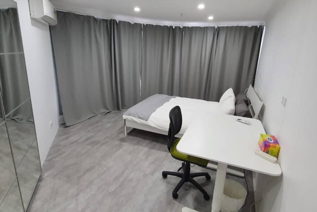 Dana-spacious Private In Shared 2-bedroom Apartment-1 *