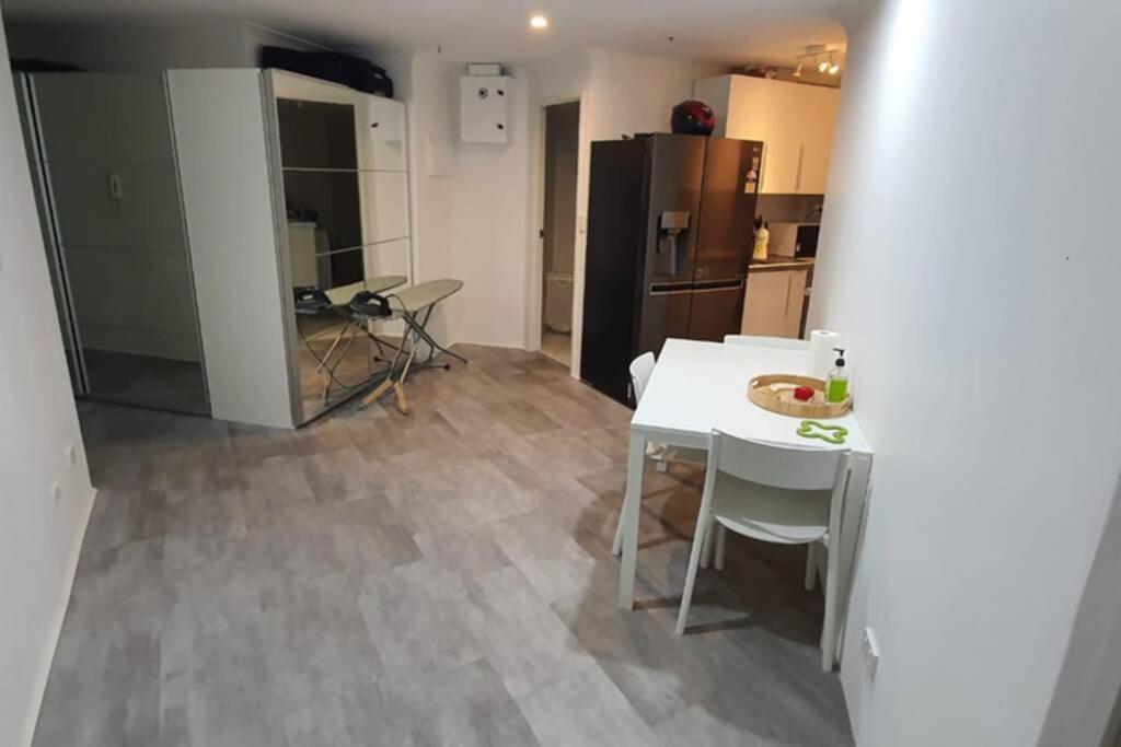 Dana-spacious Private In Shared 2-bedroom Apartment-1 Apartment