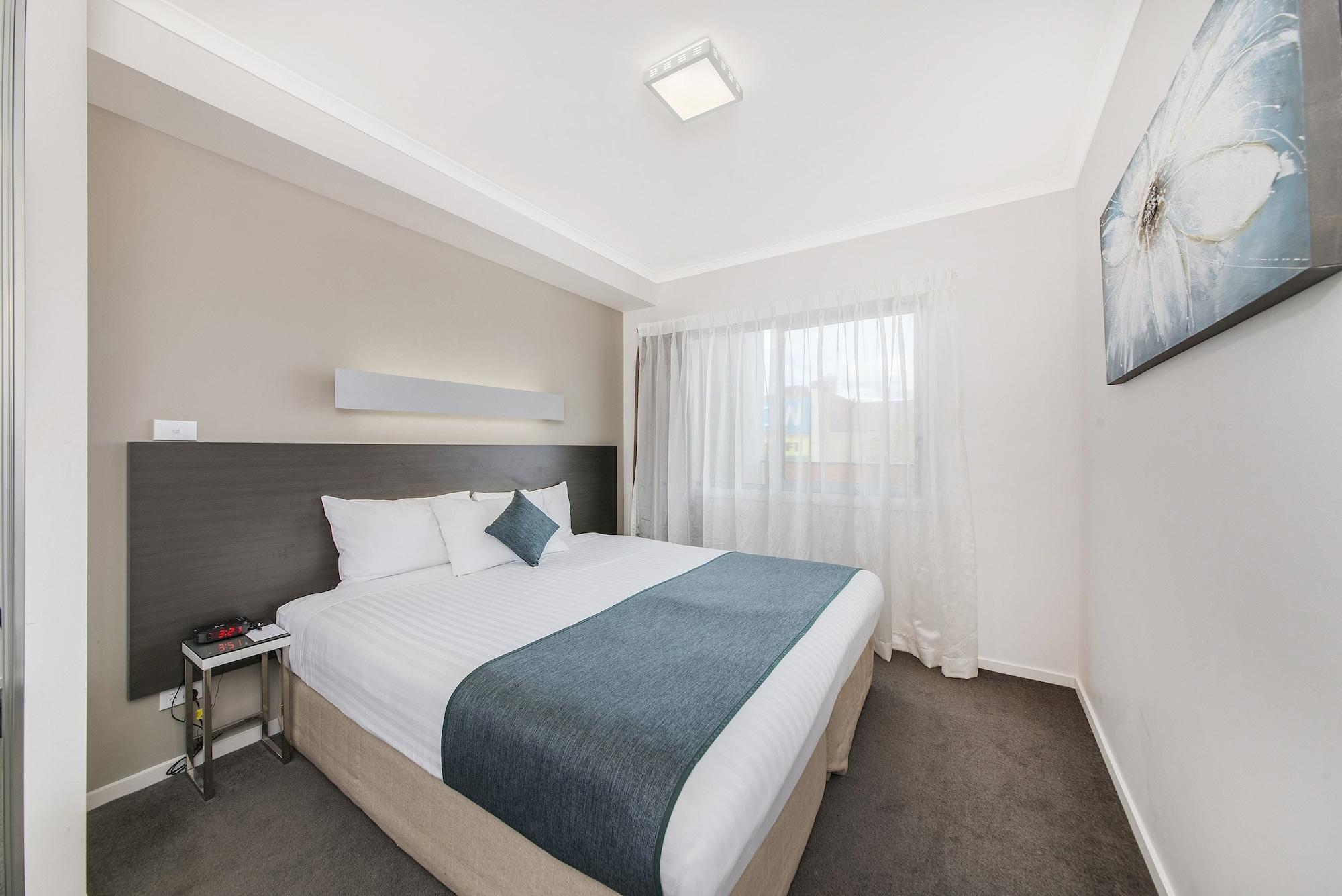 Abode Tuggeranong Aparthotel 4*