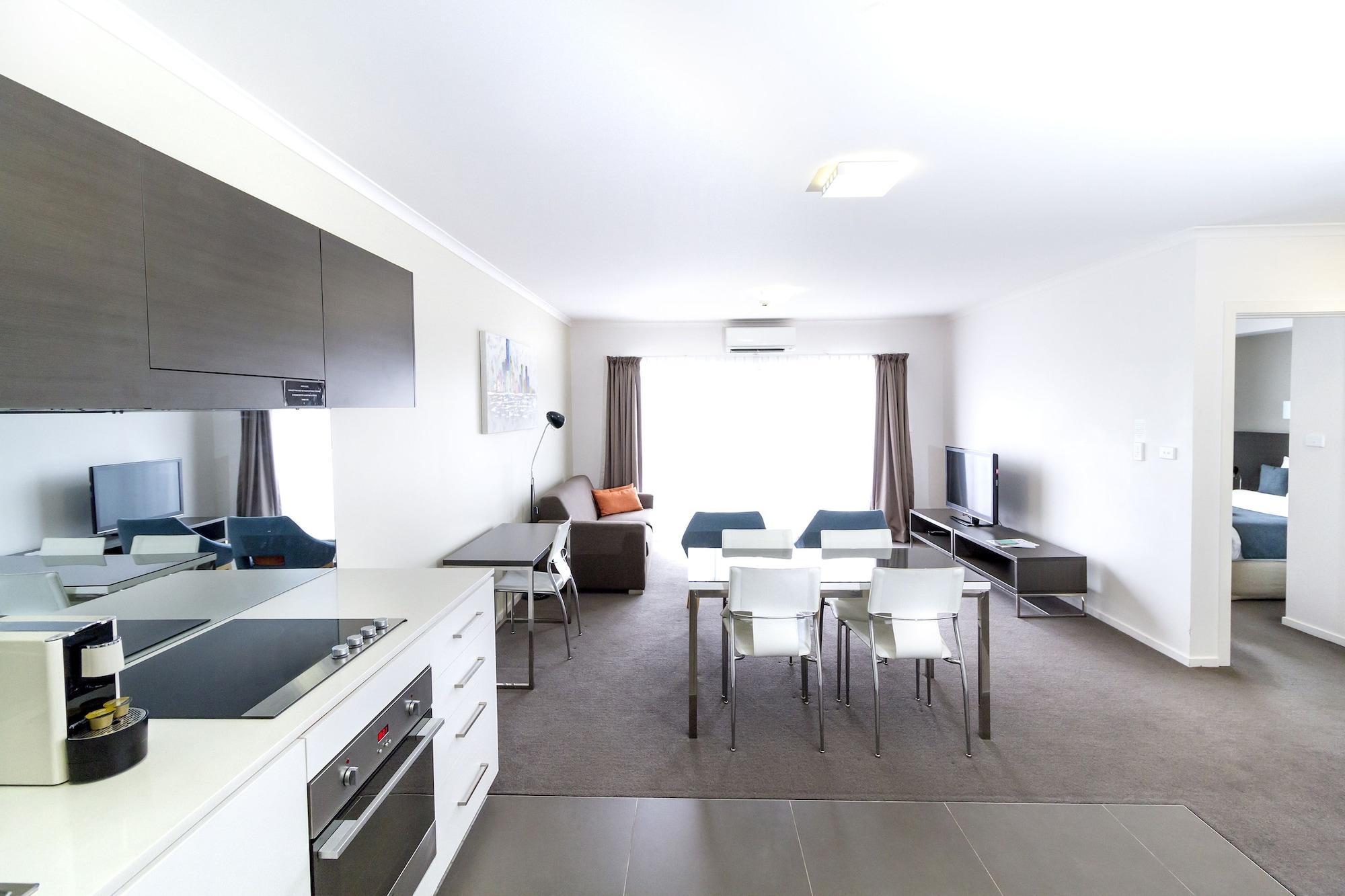 Abode Tuggeranong Aparthotel 4*