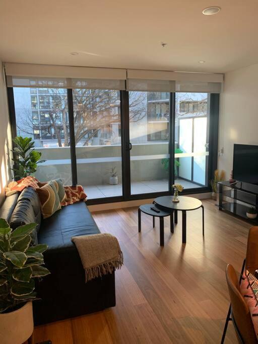 Plush At Dawn, City Apartment *