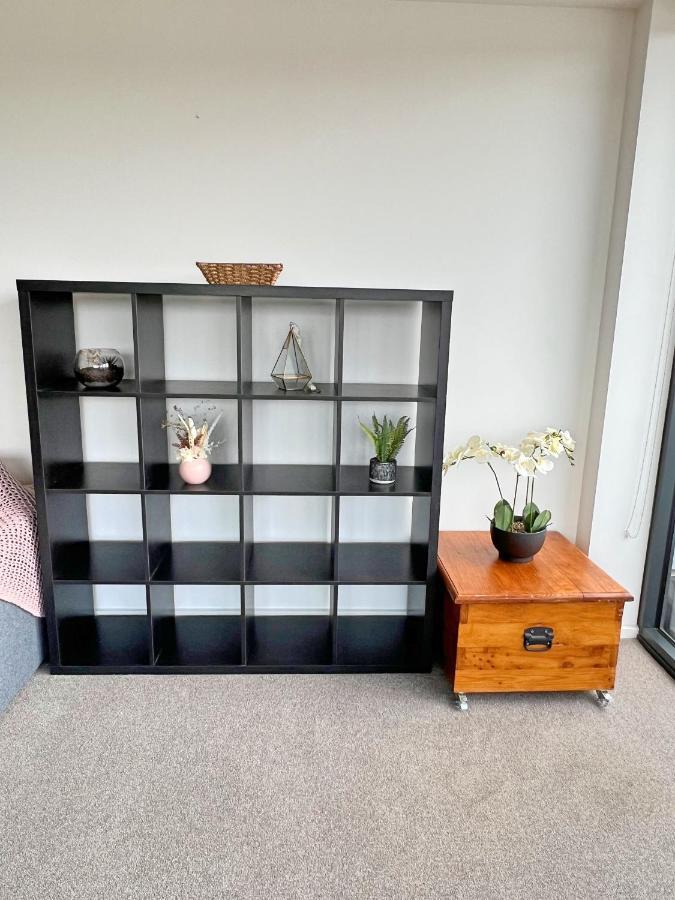 Spacious & Open 2 Bd 2bth 2crsp Apt - Dickson Cbd Apartment