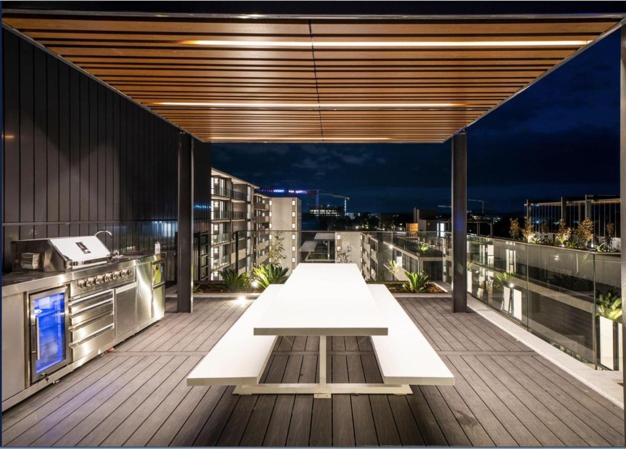 The Hamptons - Lux 2 Bed 2 Bath, Pool - Location Canberra