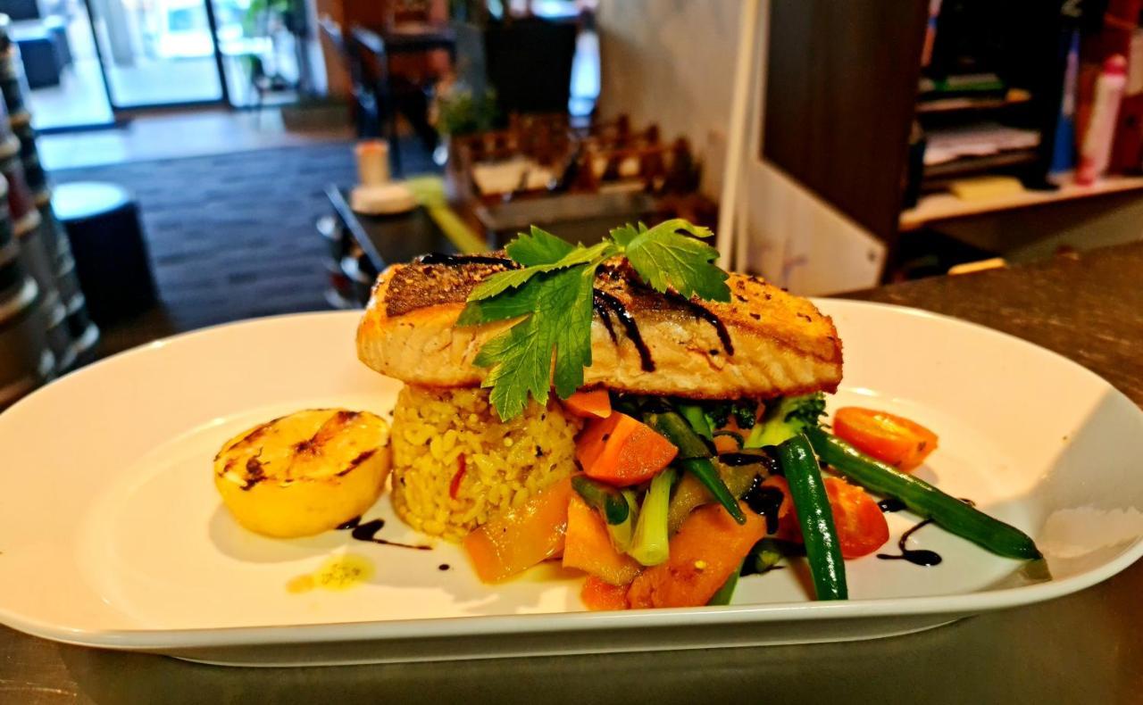 Qure Restaurant And Bruce Canberra
