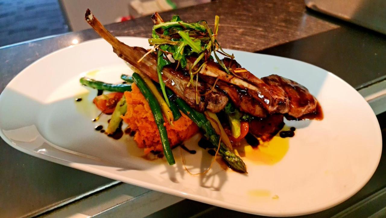 Qure Restaurant And Bruce * Canberra
