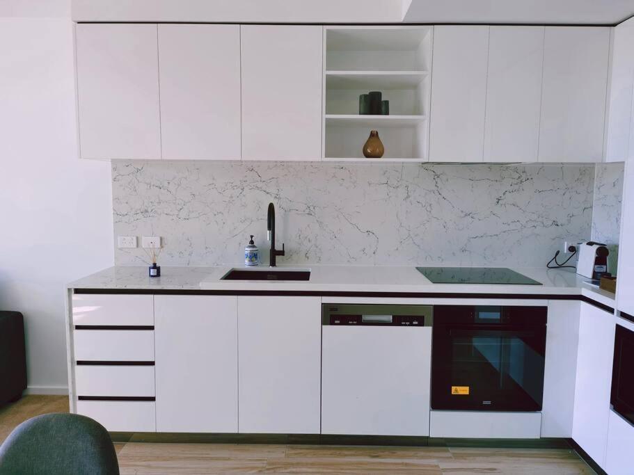 Brand New Park Avenue In The Heart Of City