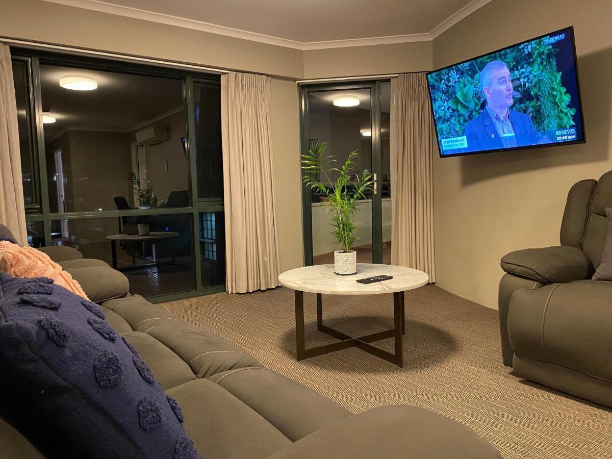 2 Bed 2 Bath In Braddon, - Pool, Gym And Free Parking Apartment *