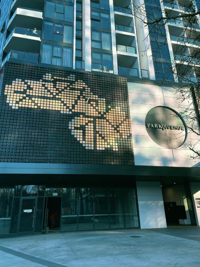 Brand New Park Avenue In The Heart Of City *