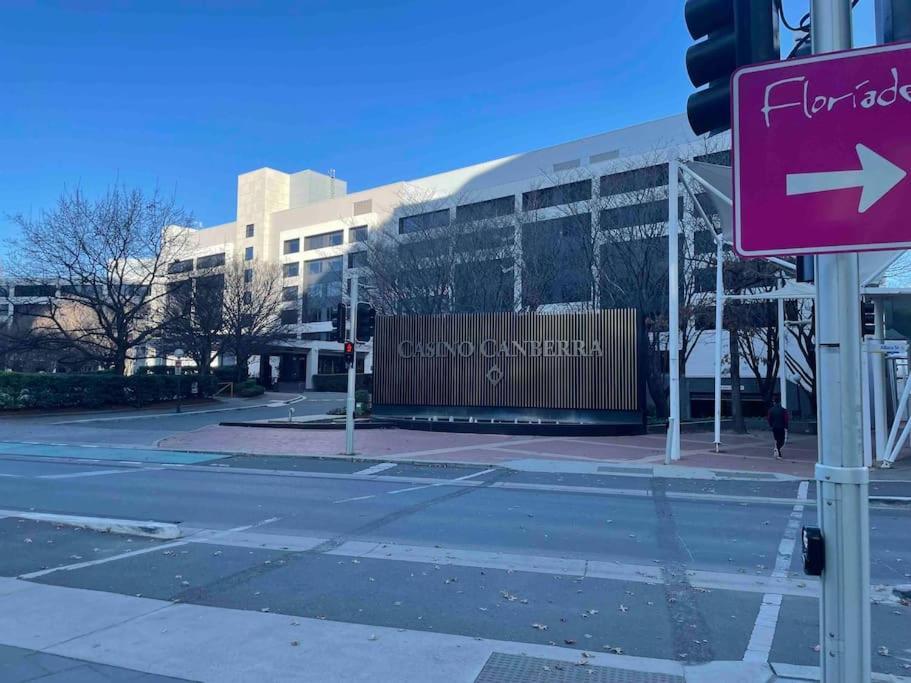 Lovely Cbd Modern One Bedroom Apartment Canberra