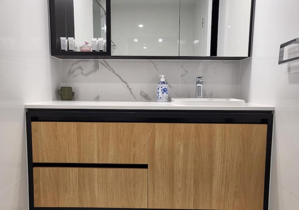 Lovely Cbd Modern One Bedroom Apartment