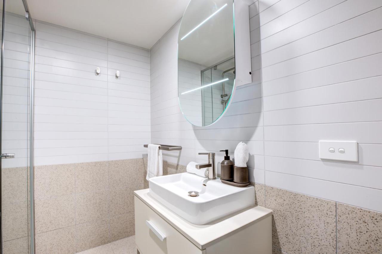 The Hamptons - Lux 2 Bed 2 Bath, Pool - Location Canberra