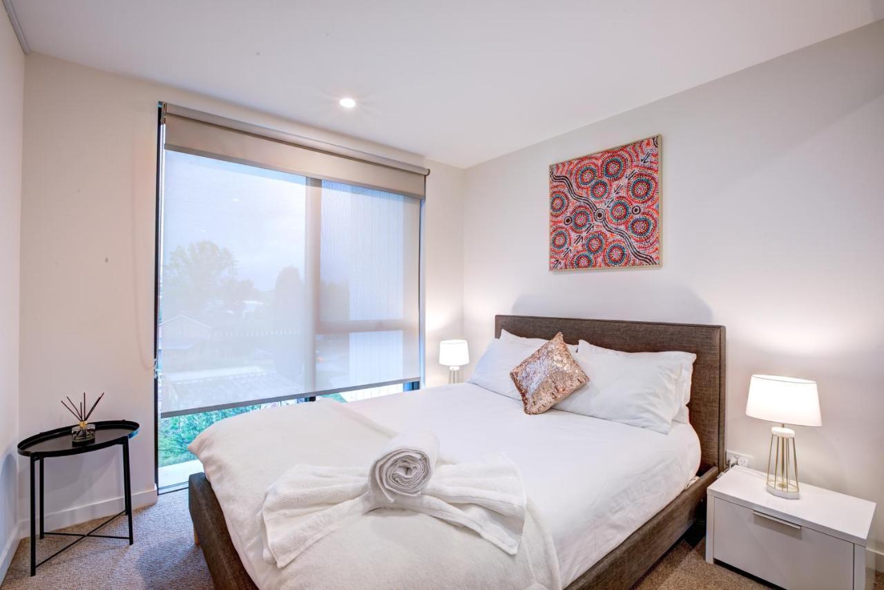 The Hamptons - Lux 2 Bed 2 Bath, Pool - Location Canberra