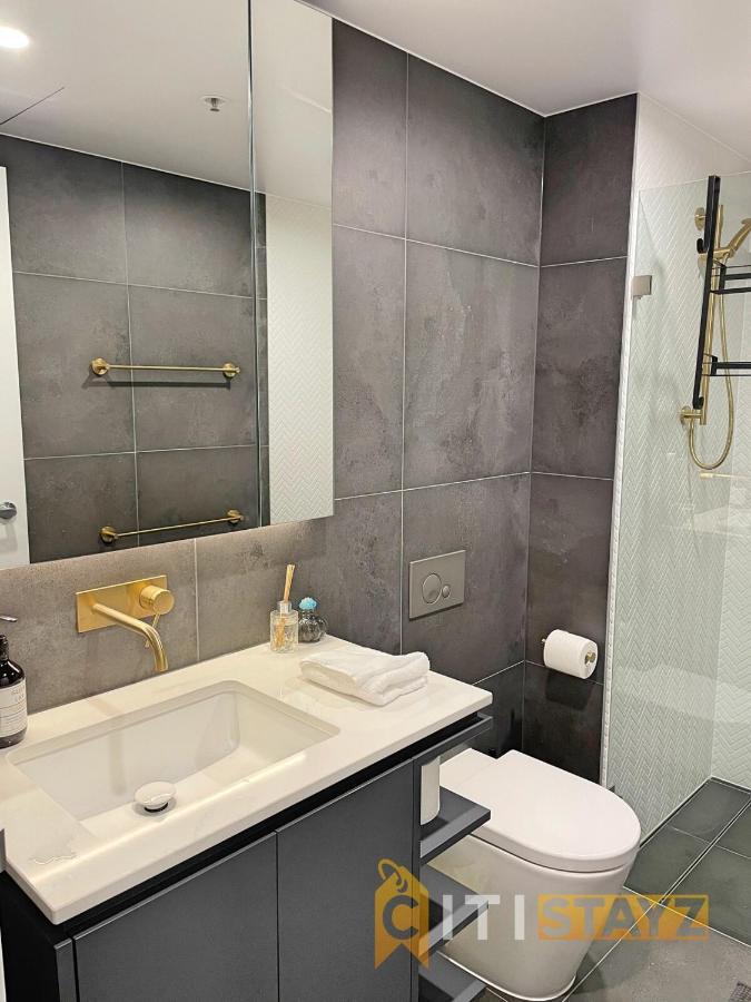 Lavish & Oversized 1 Bd 1bth - Centre Of The Cbd Apartment