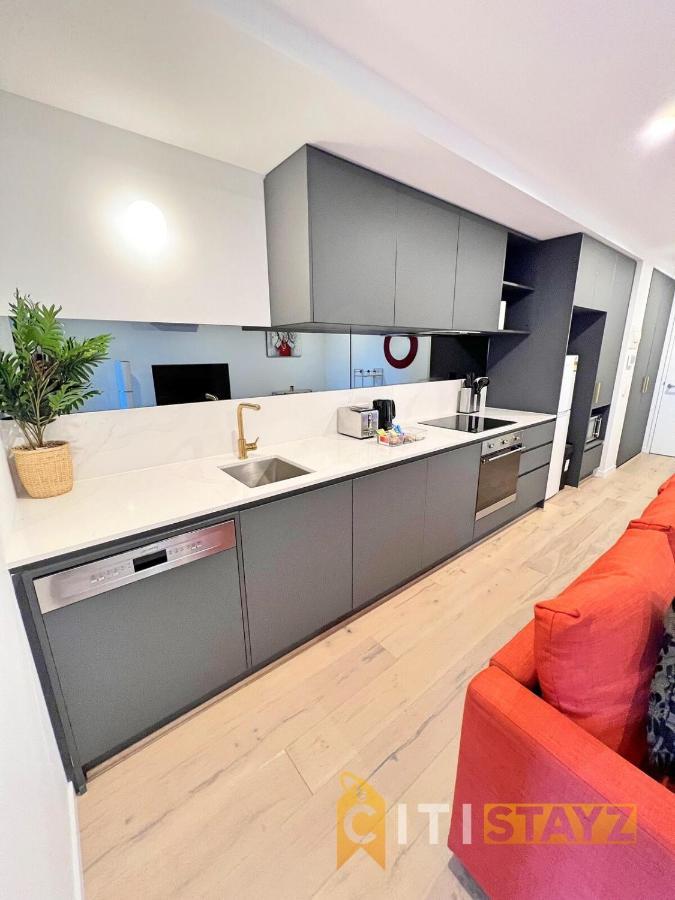 Enchanting In Red - 1bd 1bth 1csp Apartment Canberra