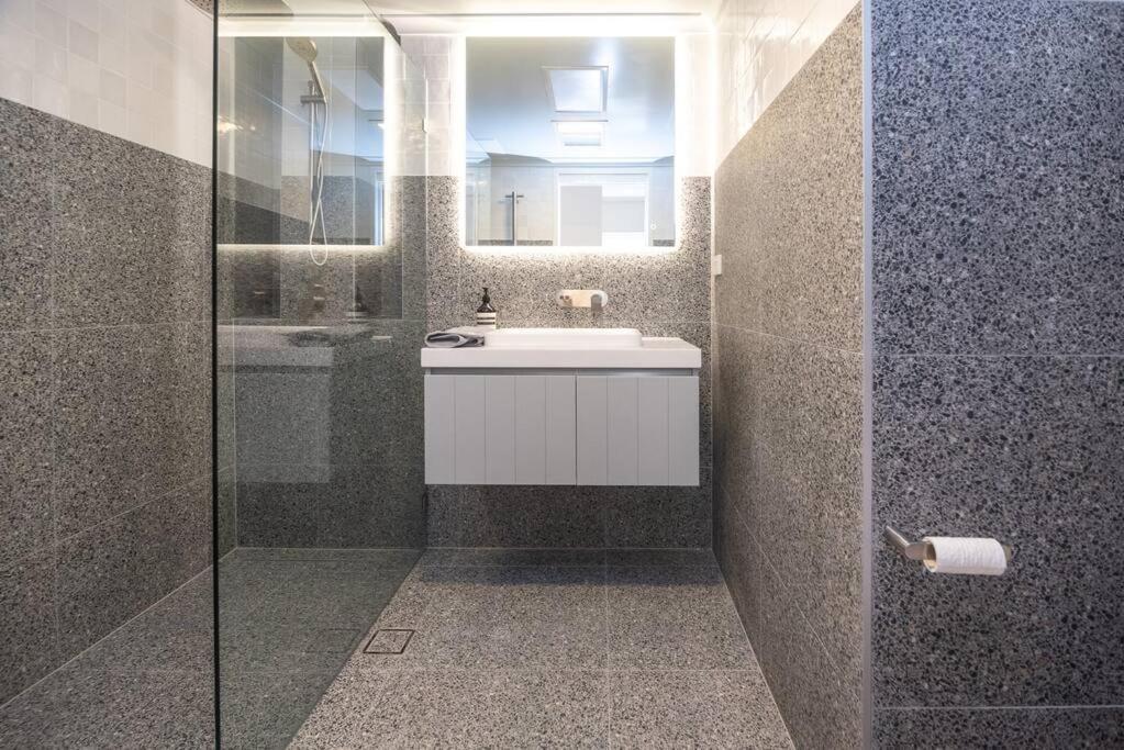 Apartment Luxury Modern Cbd Ground Floor Apartment. Canberra