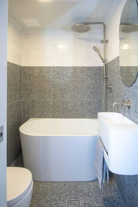 Luxury Modern Cbd Ground Floor Apartment. Canberra