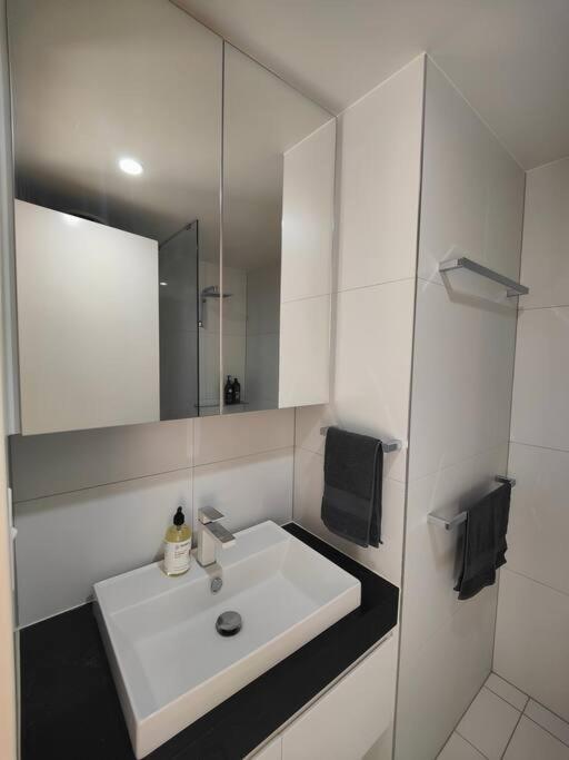 Sunny 2-bedroom @the Heart Of Apartment *