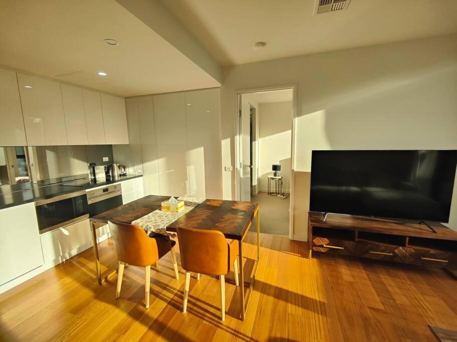 Apartment Sunny 2-bedroom @the Heart Of *