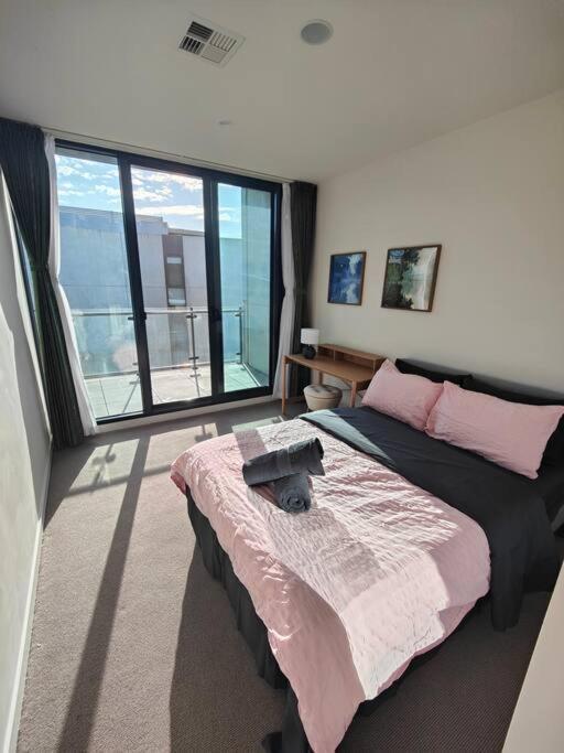 Sunny 2-bedroom @the Heart Of Apartment *