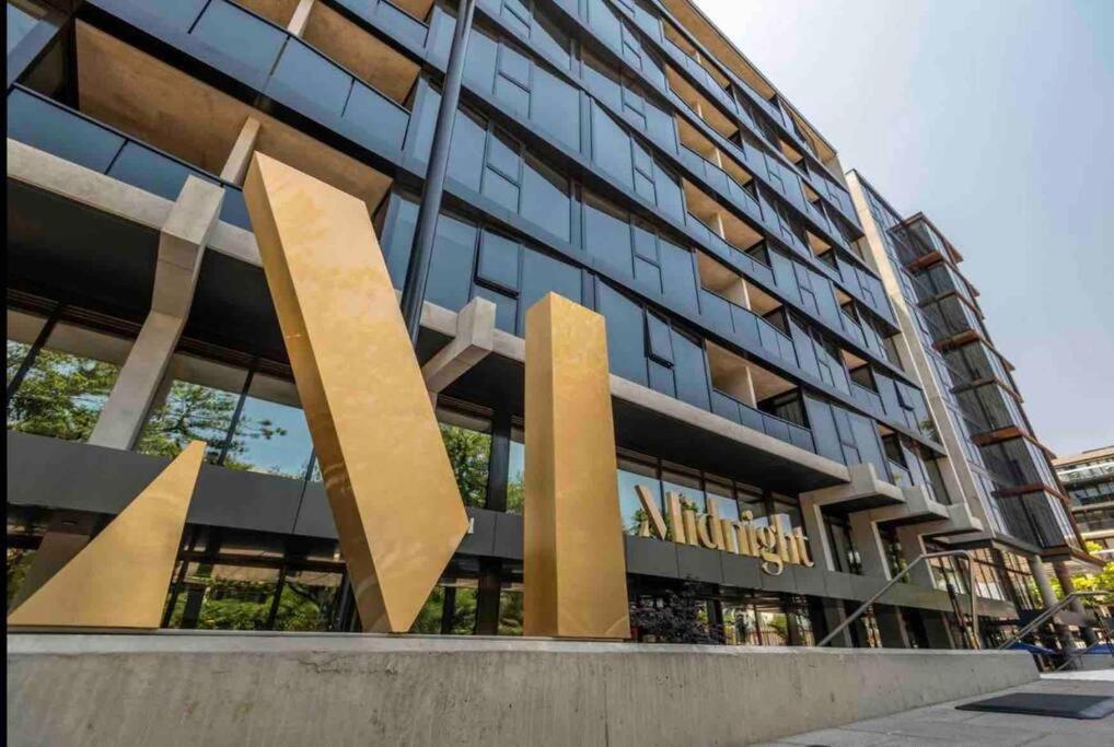 Apartment Midnight Luxe: Chic Braddon With Pool And Views
