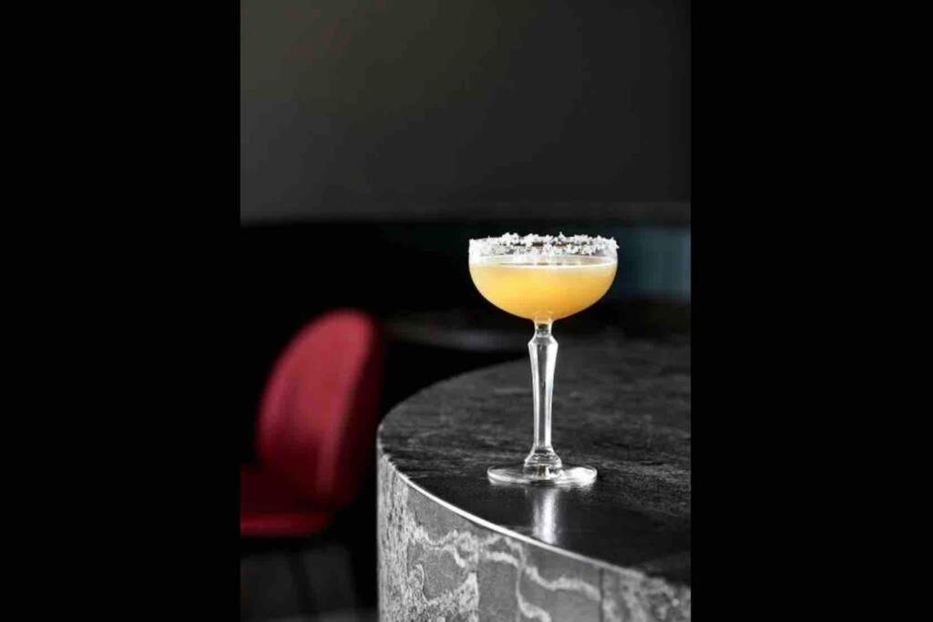 Midnight Luxe: Chic Braddon With Pool And Views * Canberra