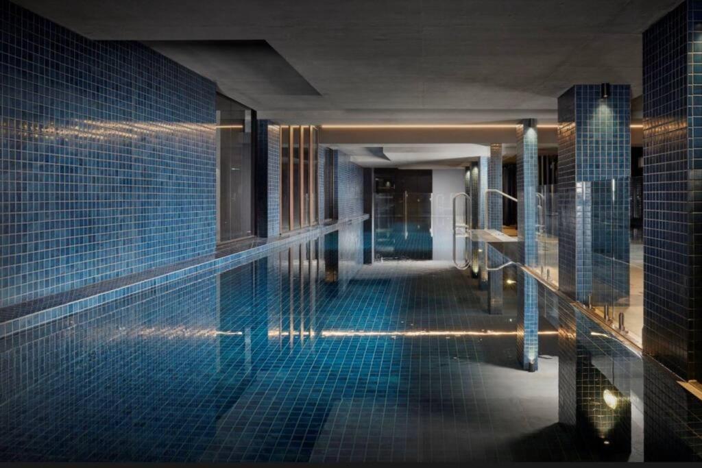 Apartment Midnight Luxe: Chic Braddon With Pool And Views Canberra