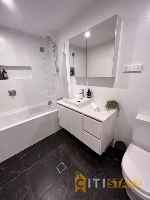Apartment Black & White Delight - 2bd 2bth - Braddon *